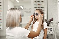 Cum îl convingi pe copilul tău să accepte un consult oftalmologic?