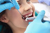 Cum îi ajută laserul dentar pe copii să scape de frica de stomatolog