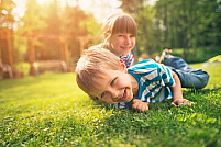 10 activități distractive pentru copilul tău, perfecte pentru grădină