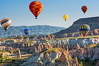 Explorează frumusețea naturală a regiunilor fantastice ale Cappadociei cu un balon cu aer cald!