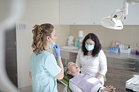 Cum te ajuta vizionarea testimonialelor sa scapi de emotiile de dinaintea tratamentului cu implant dentar?