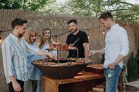Liviu Vârciu împărtășește pasiunea pentru gătitul în aer liber și apreciază avantajele oferite de noile grătare cu plită circulară de la OFYR!
