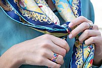 Ghid de purtare: cum să asortezi eșarfele colorate din cașmir pentru apariții stilate