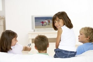 Copiii si televizorul: cat au voie cei mici sa se uite la TV?